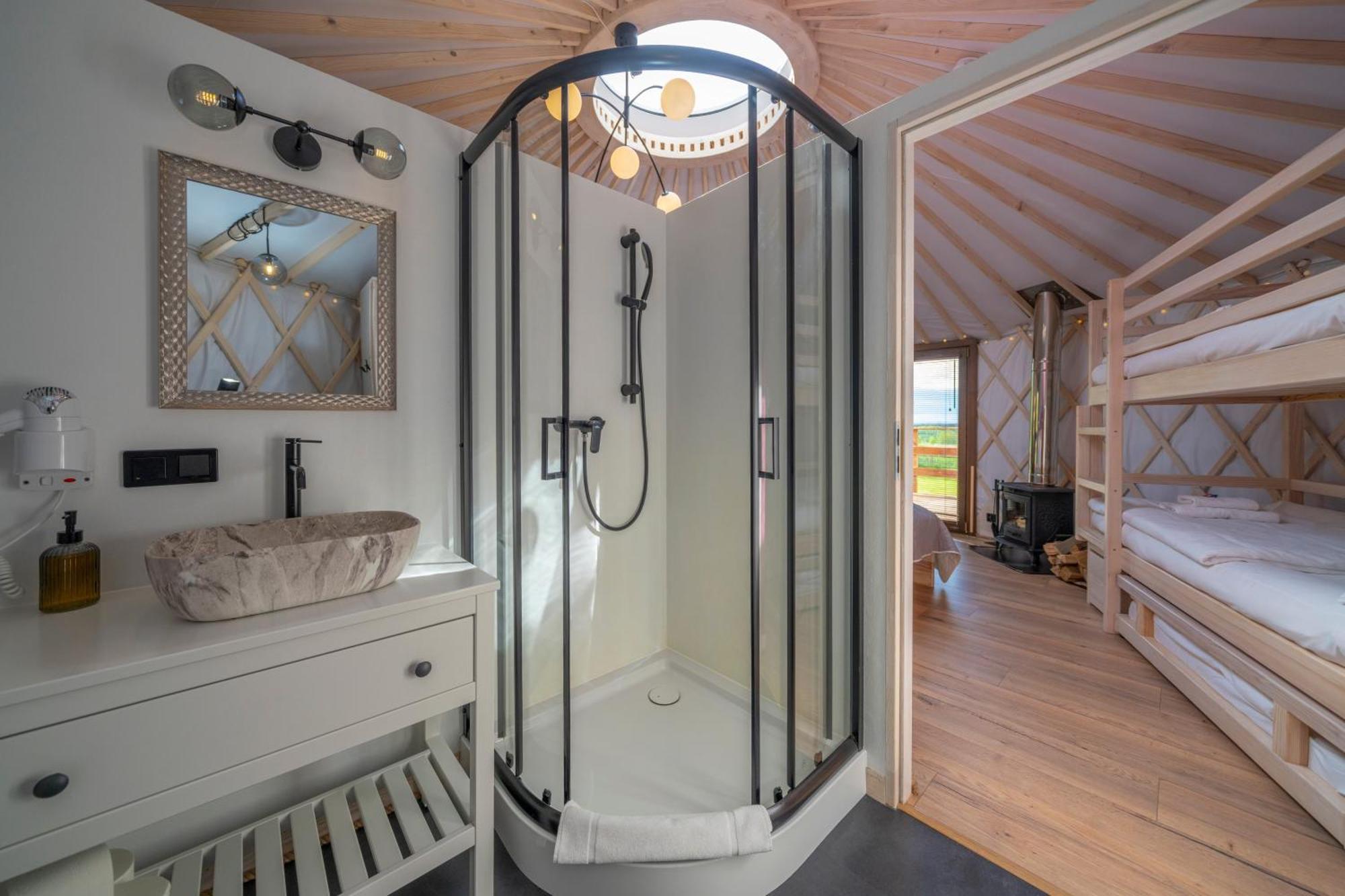 לינה וארוחת בוקר Gajowka  Dom W Domu - Izera Glamping חדר תמונה