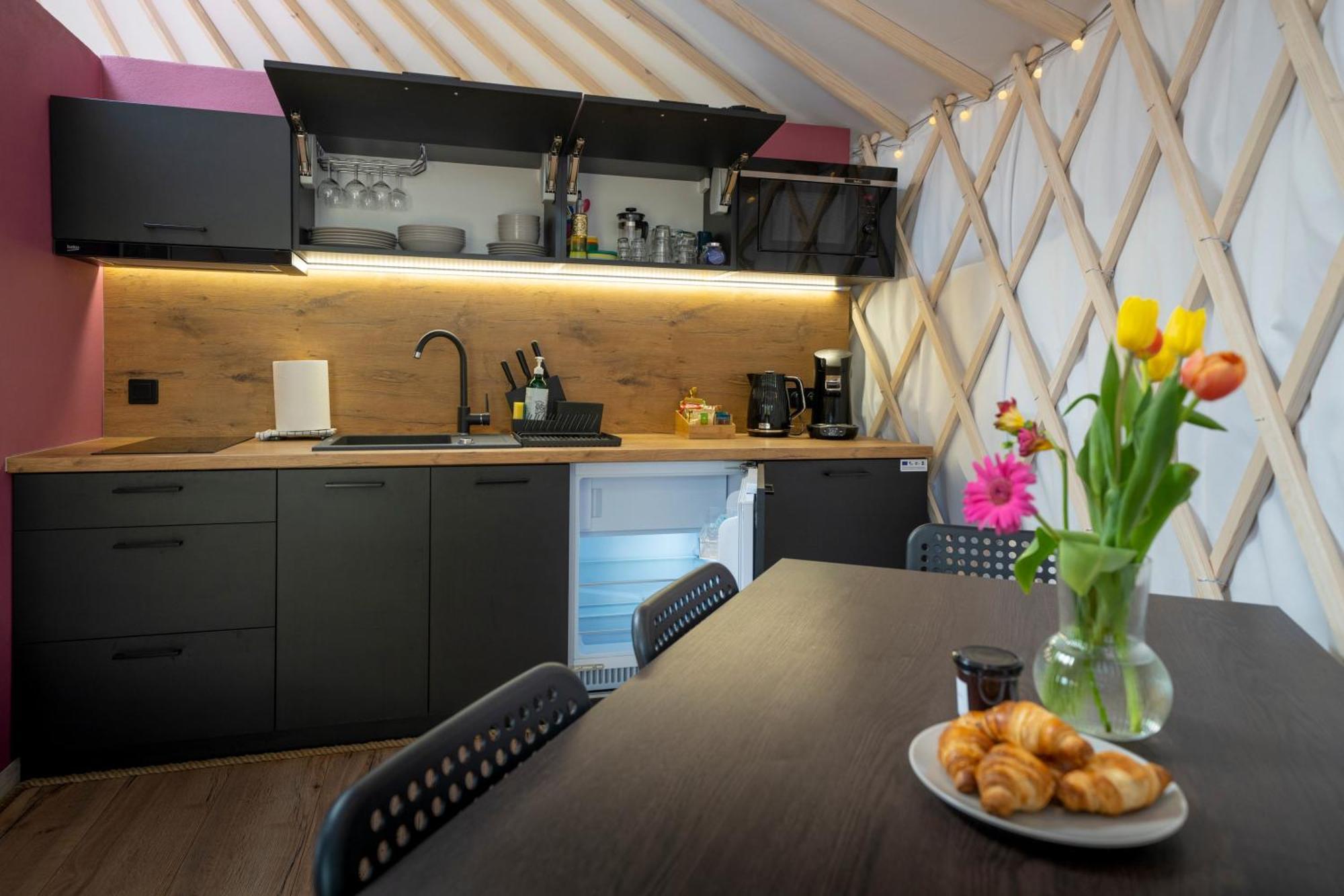לינה וארוחת בוקר Gajowka  Dom W Domu - Izera Glamping חדר תמונה