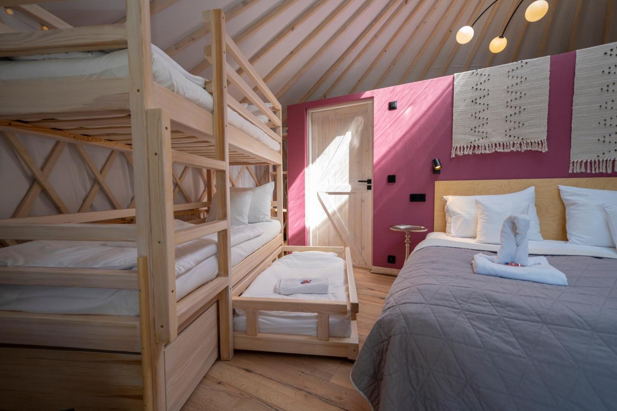 לינה וארוחת בוקר Gajowka  Dom W Domu - Izera Glamping חדר תמונה