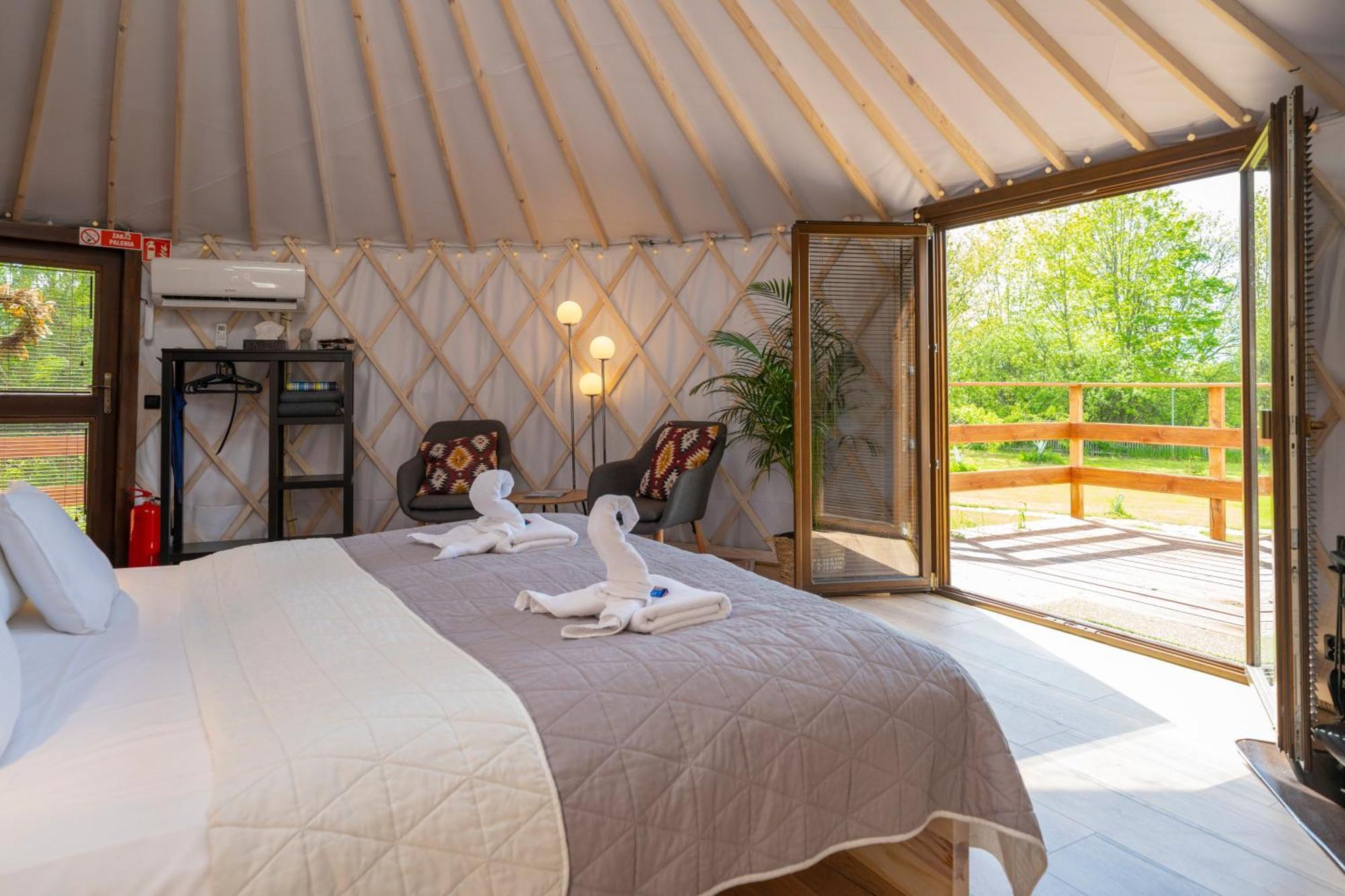 לינה וארוחת בוקר Gajowka  Dom W Domu - Izera Glamping חדר תמונה
